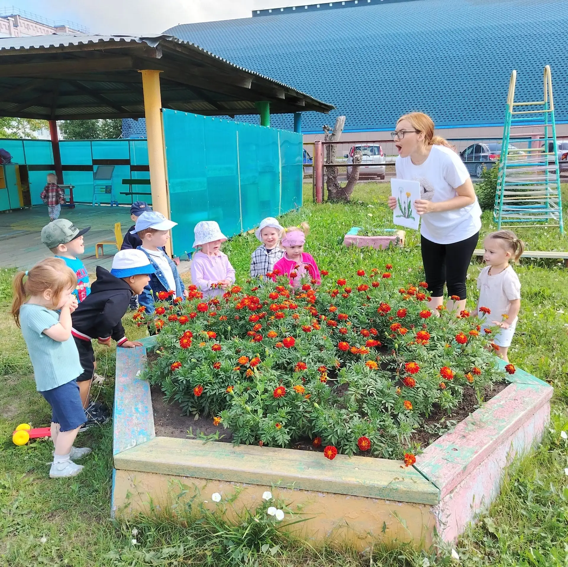 Юные ботаники на прогулке 🌿🔍#неделяцветов

Сегодня наша прогулка превратилась в настоящий урок при