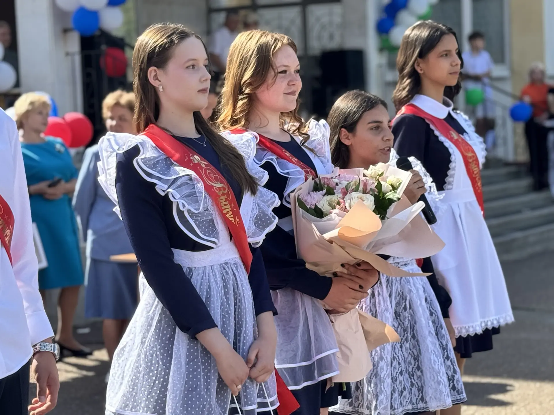 ✨ Последний звонок для 9-х классов: день, наполненный эмоциями и теплом! ✨  Сегодня для выпускников 