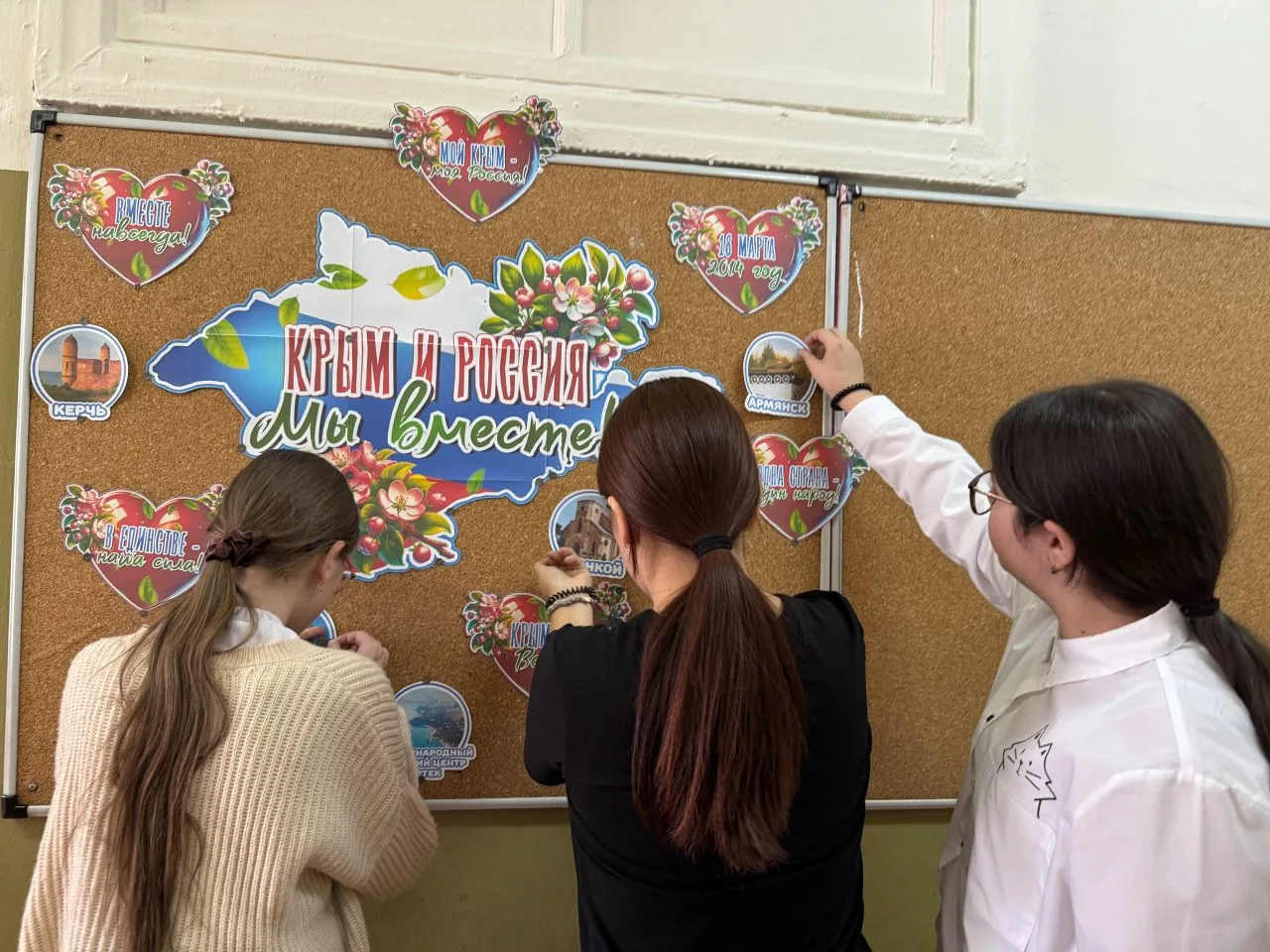 💥 Творим историю своими руками!  В нашей школе кипит работа! Активистки 4Ж и 6Е классов вместе с наш