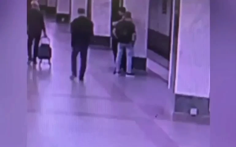 Золотую цепочку сорвали с пассажира в московском метро!