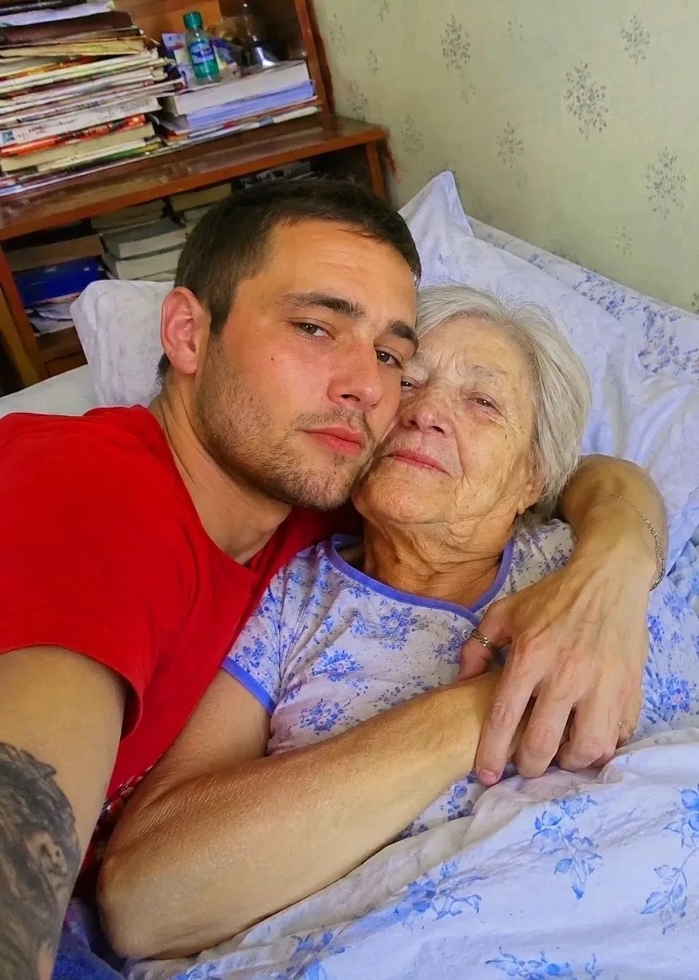 31-летний холостяк приютил у себя прикованную к постели 76-летнюю соседку. Ее родня реш...