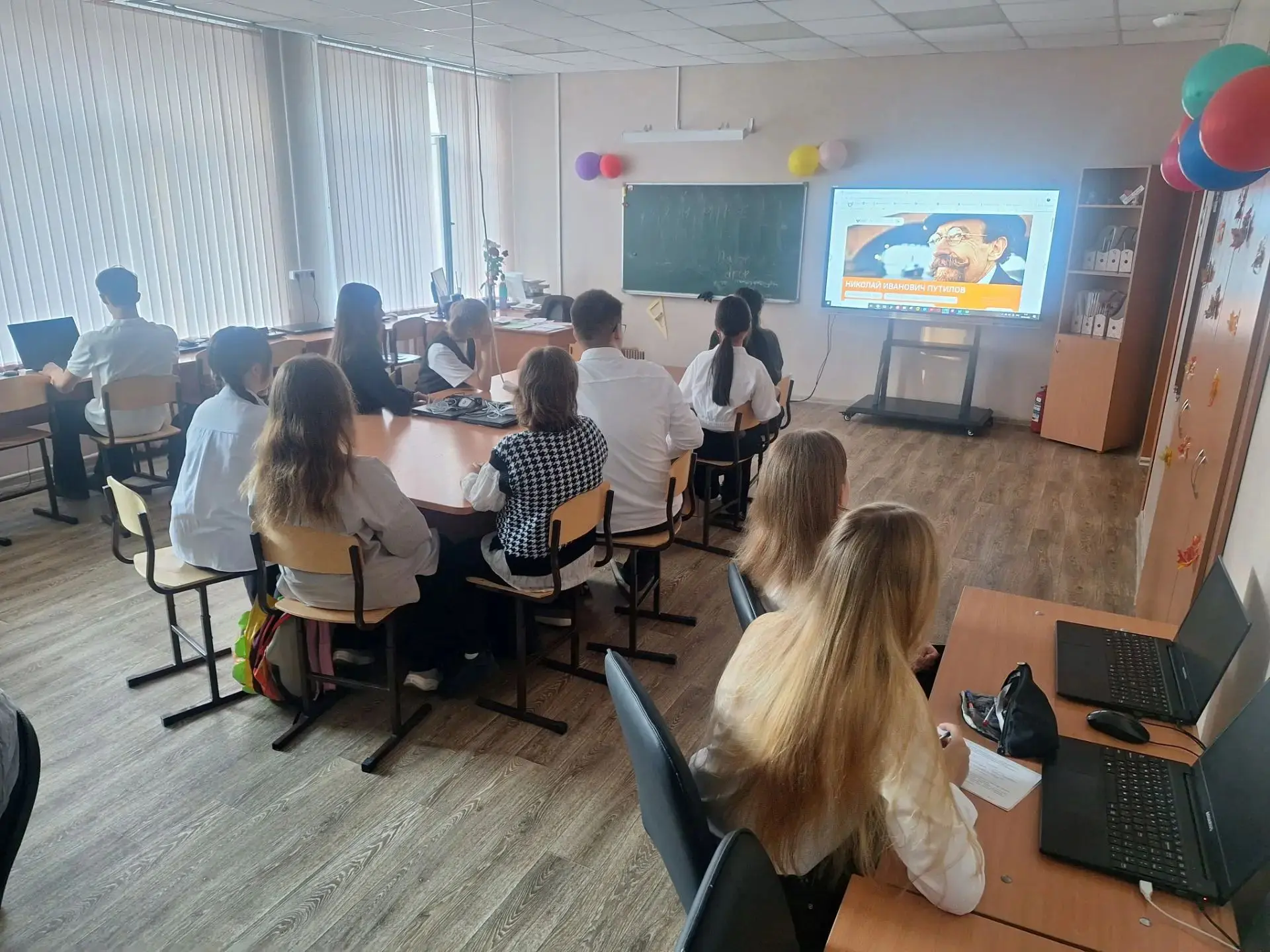 📚Начинаем учебную неделю с нового цикла "Разговоров о важном"📚