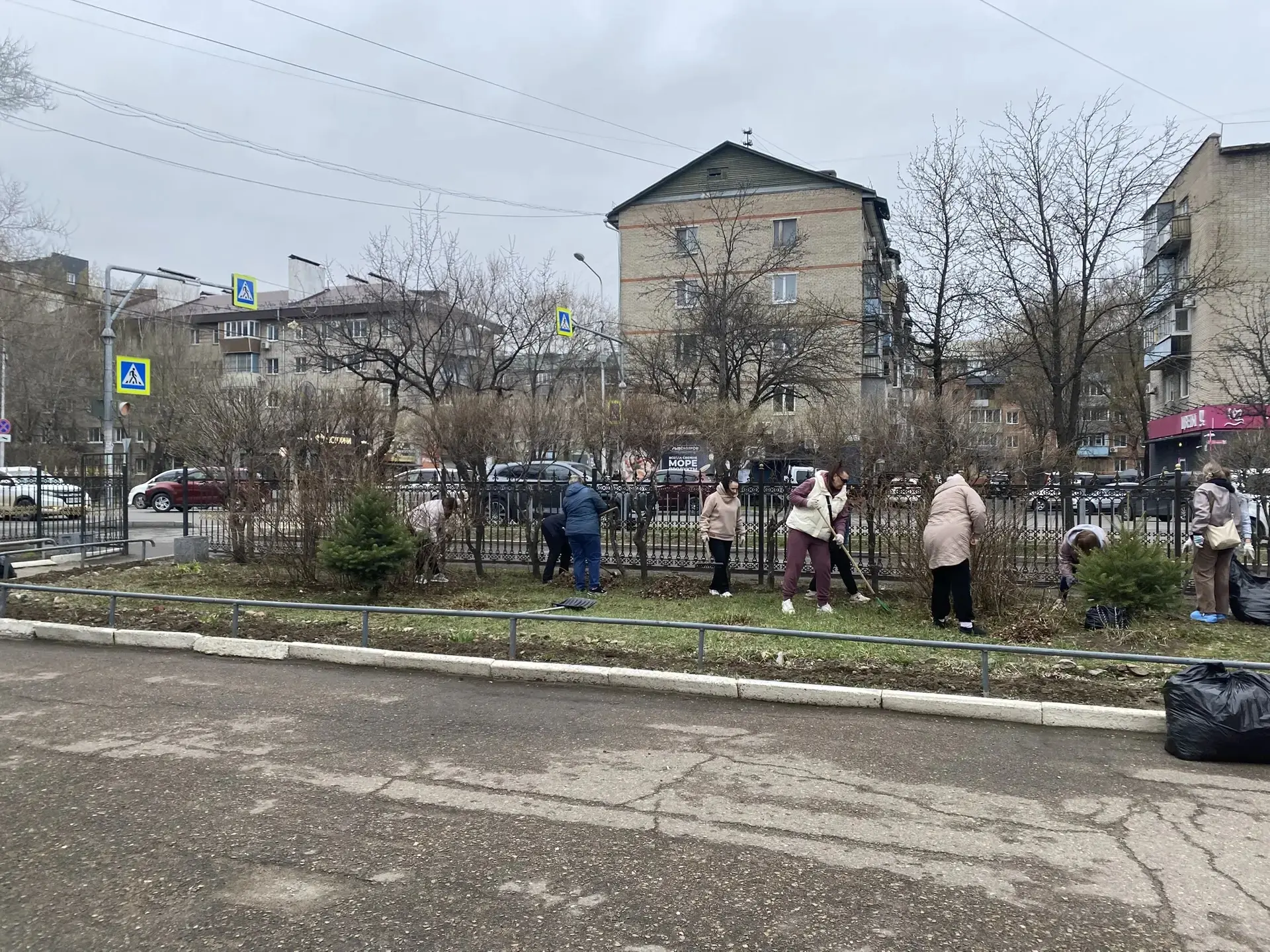 Сегодня в нашей школе прошёл субботник!  Наши дорогие учителя 1 и 2 корпусов дружно вышли наводить к