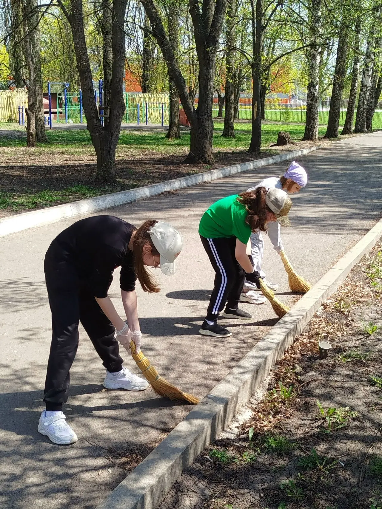 Маленькие волшебники чистоты Сегодня ребята из 2Б доказали: даже самая маленькая метла может сделать