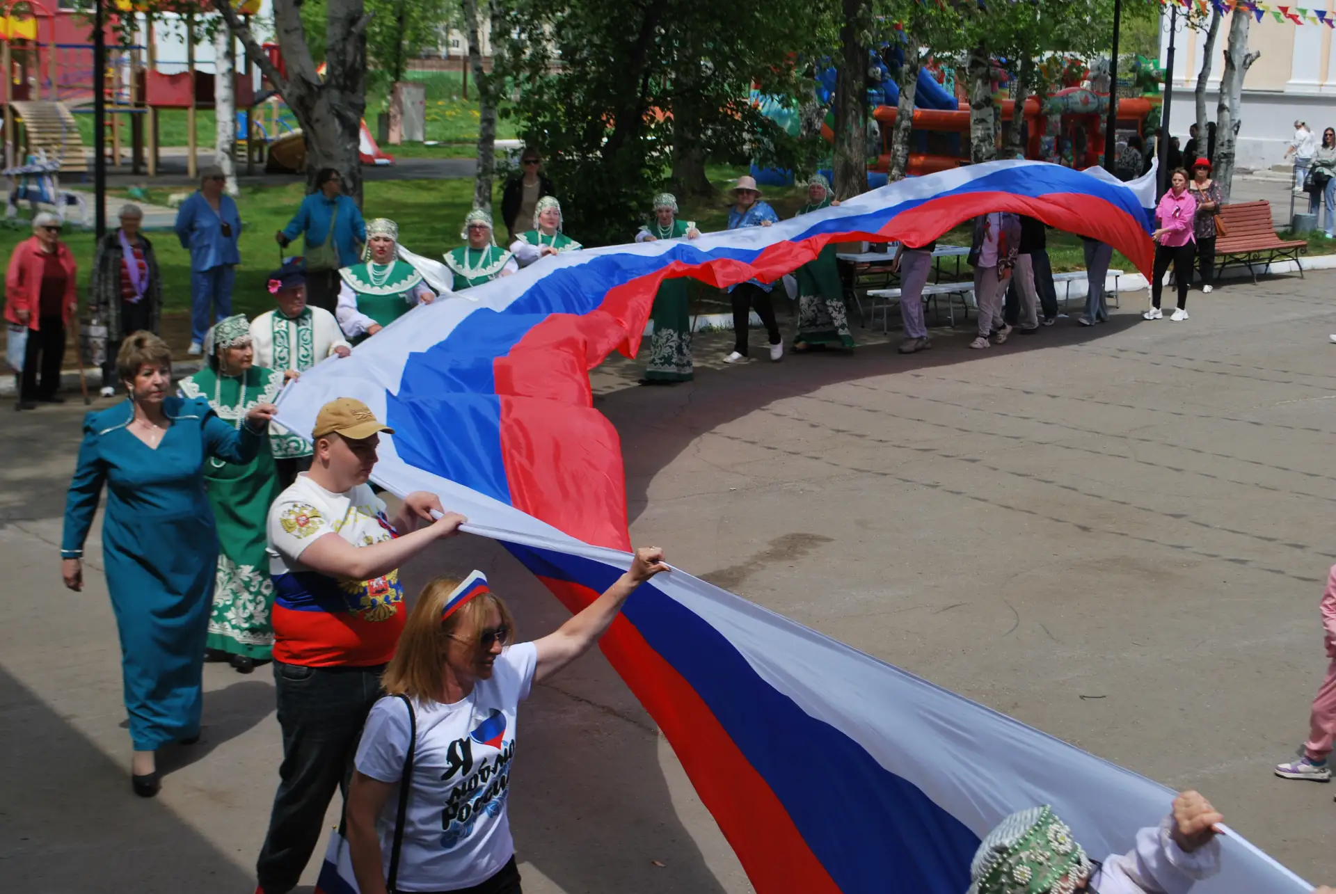 В рамках патриотической акции «Цвета России» сотрудники РДК вместе с жителями нашего го...