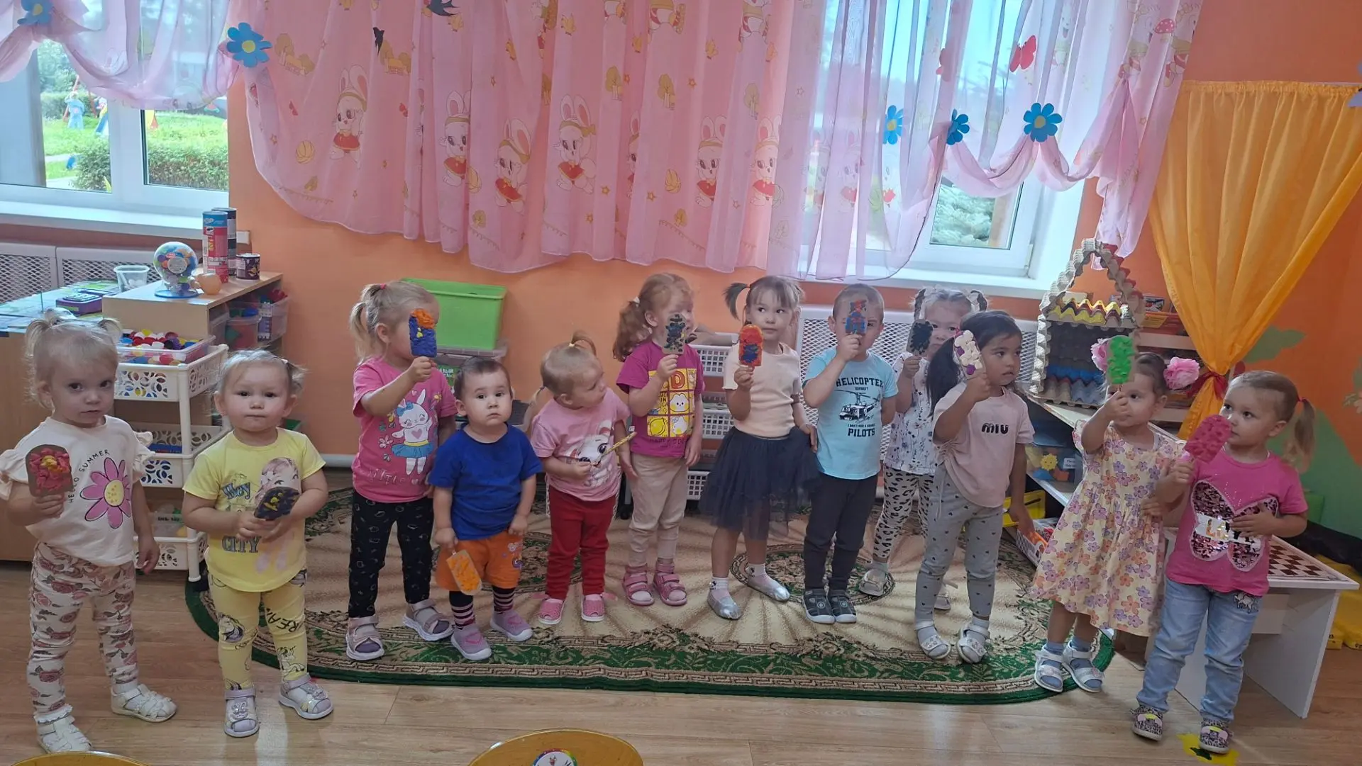 Фабрика мороженого в детском саду! 🍦🎨 Делаем яркое пластилиновое эскимо на палочке. С...