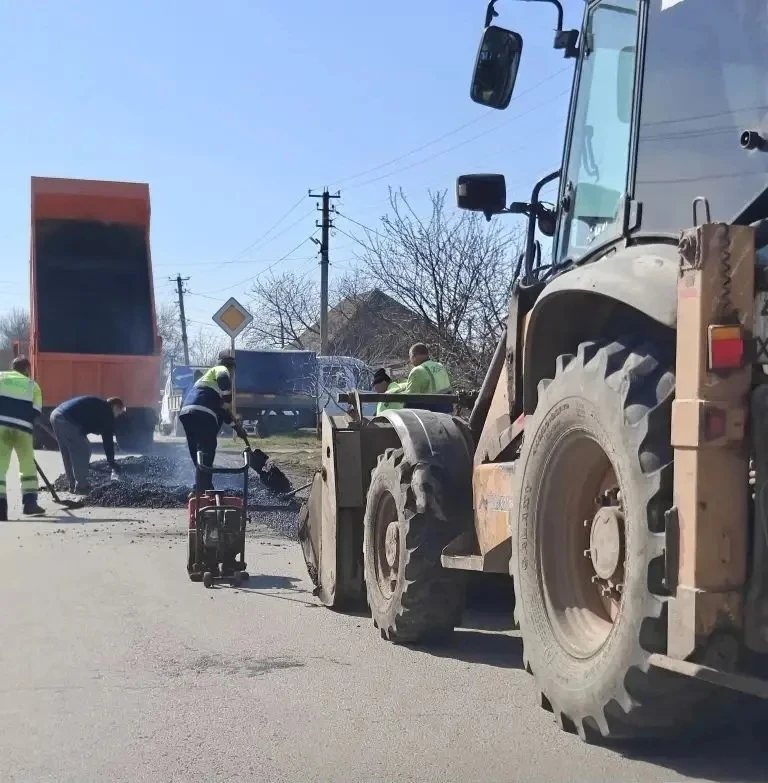 🚧 Продолжаются активные работы по улучшению дорожной инфраструктуры станицы Новотитаро...