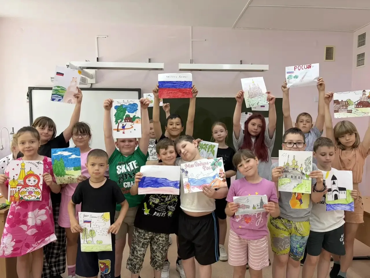 🇷🇺 День России в нашем лагере прошёл на ура!

🎨 Рисовали родную сторонку — получилась целая выста
