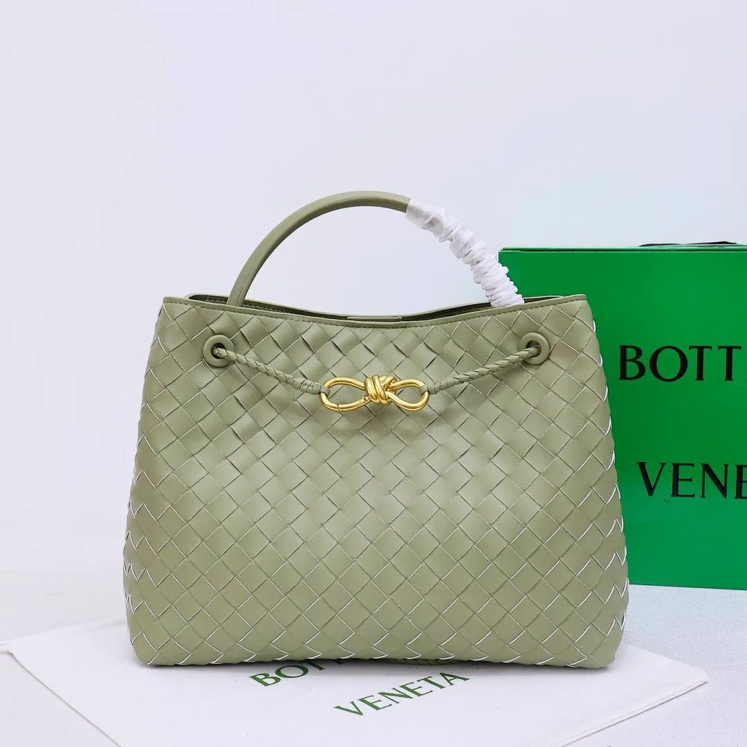 Bottega 
-натуральная кожа 
Премиум класс
-размер 30/24
-внутренняя отделка из натуральной кожи 
ком