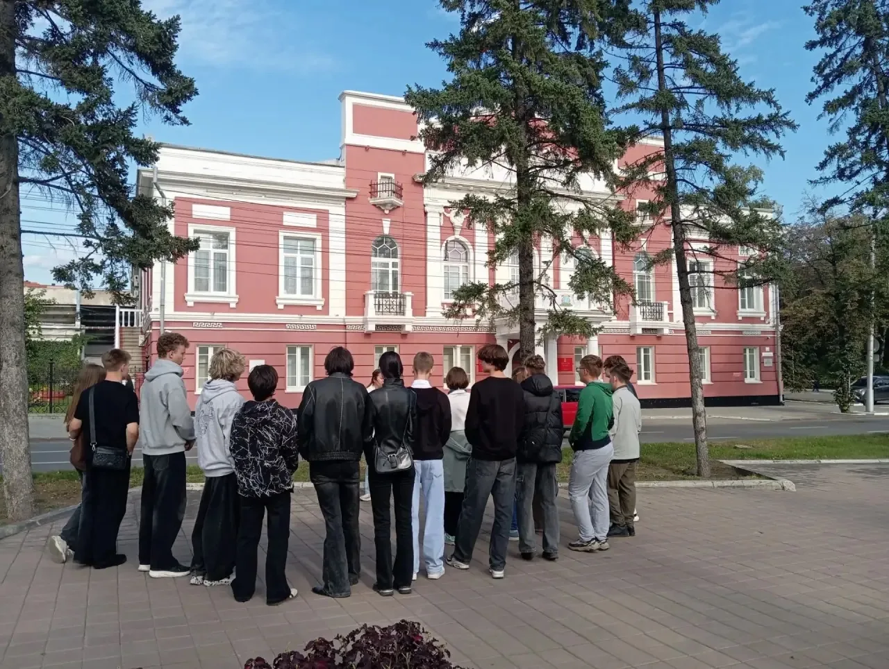 🍂Тёплым осенним вечером после уроков учащиеся 10А класса вместе со своим классным руко...