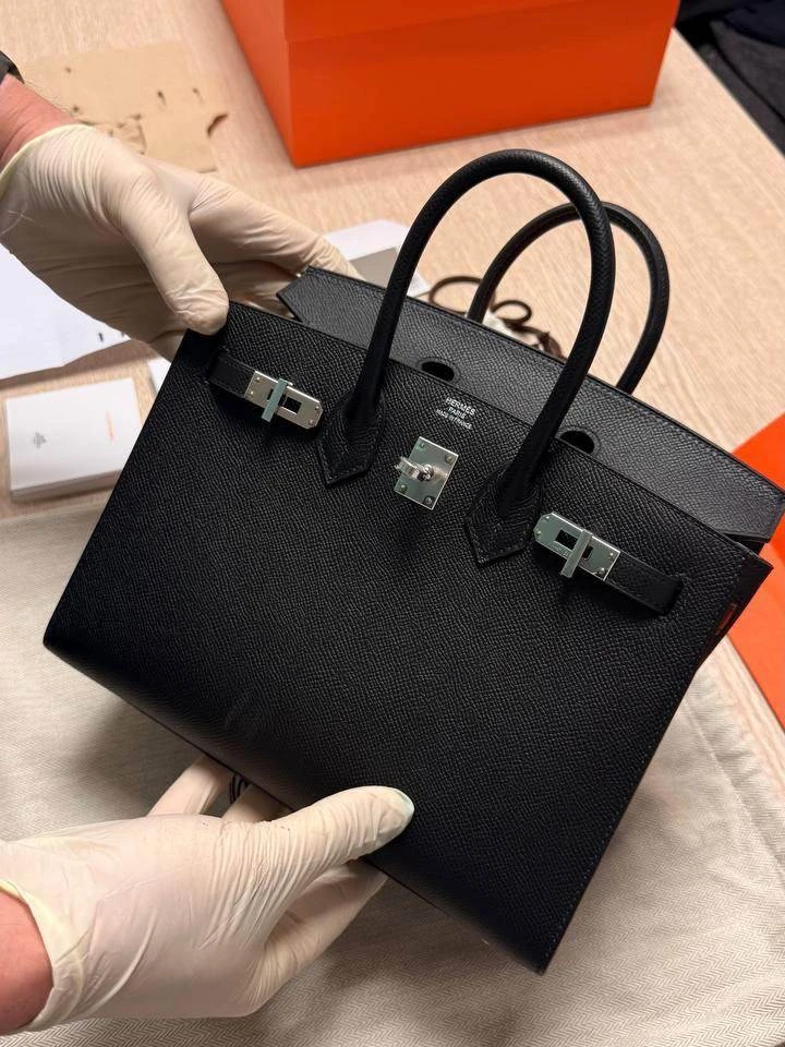 В подмосковном аэропорту Жуковский у 24-летней пассажирки изъяли сумку Hermes Birkin за 3 млн рублей