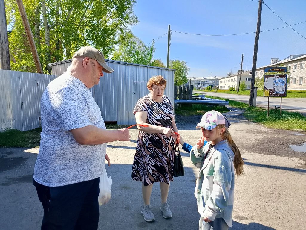 Накануне великого праздника ребята подготовительной группы 1 вышли на улицу и  подарили...
