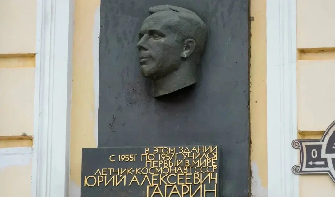 Сегодня, в День космонавтики, в Оренбурге почтили память первопроходцев космоса: к памятнику Юрия Га