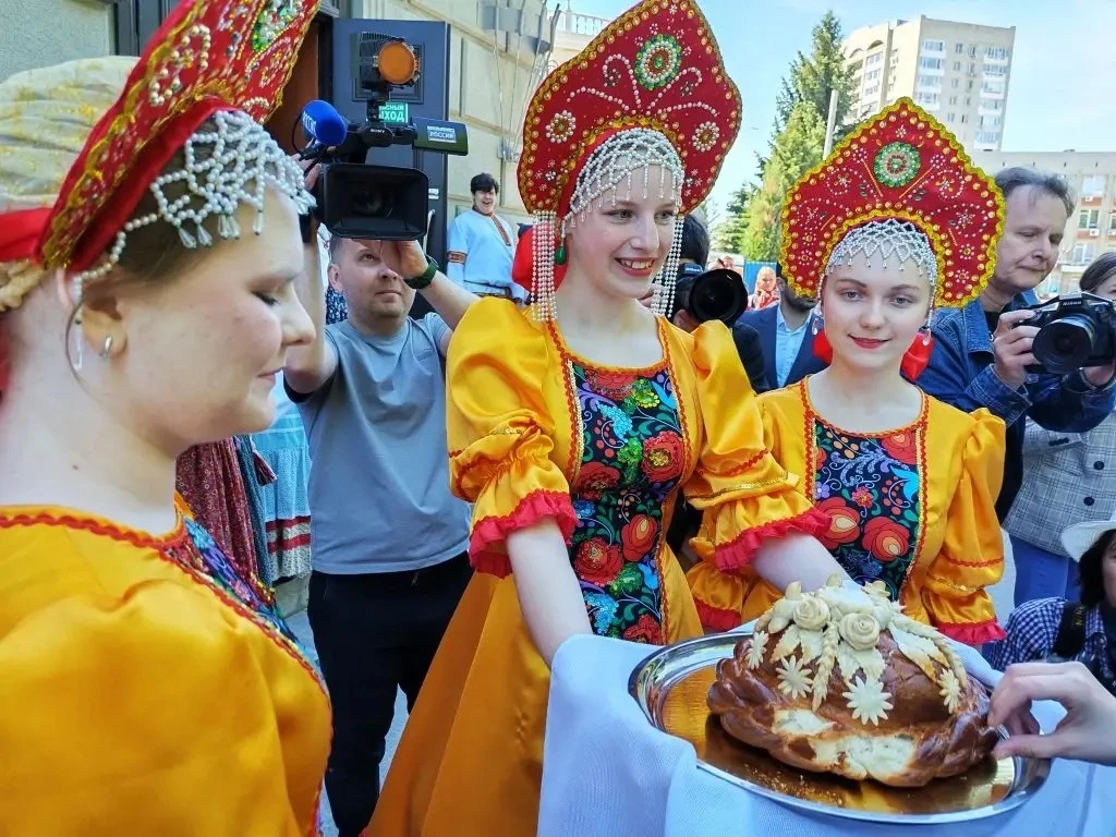 🎭 Труппа Волгоградского молодёжного театра прибыла на «Театральном поезде» в Саратов