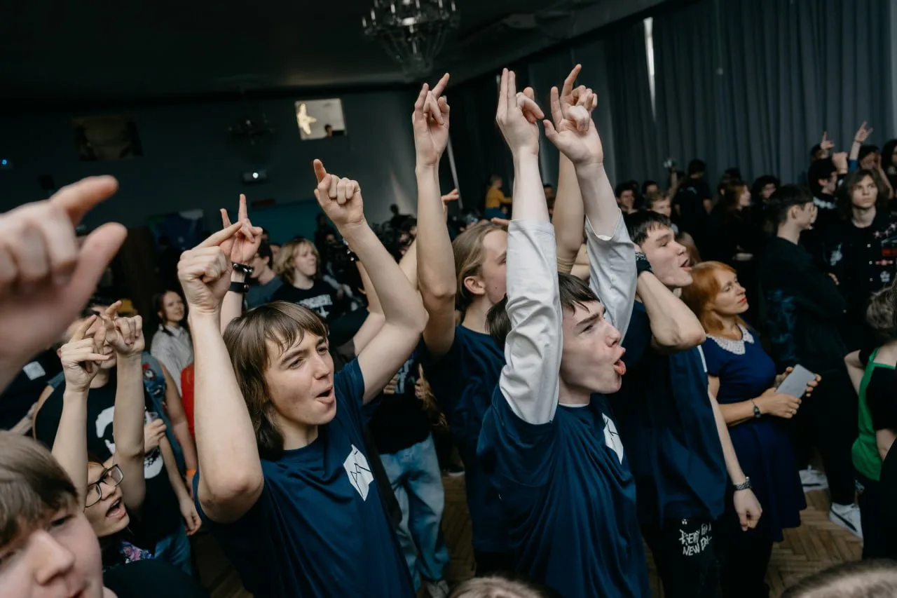 🎸 РОК, КОТОРЫЙ МЫ ЗАПОМНИМ   В минувшую пятницу Курчатовская школа буквально взорвалась звуком — у н
