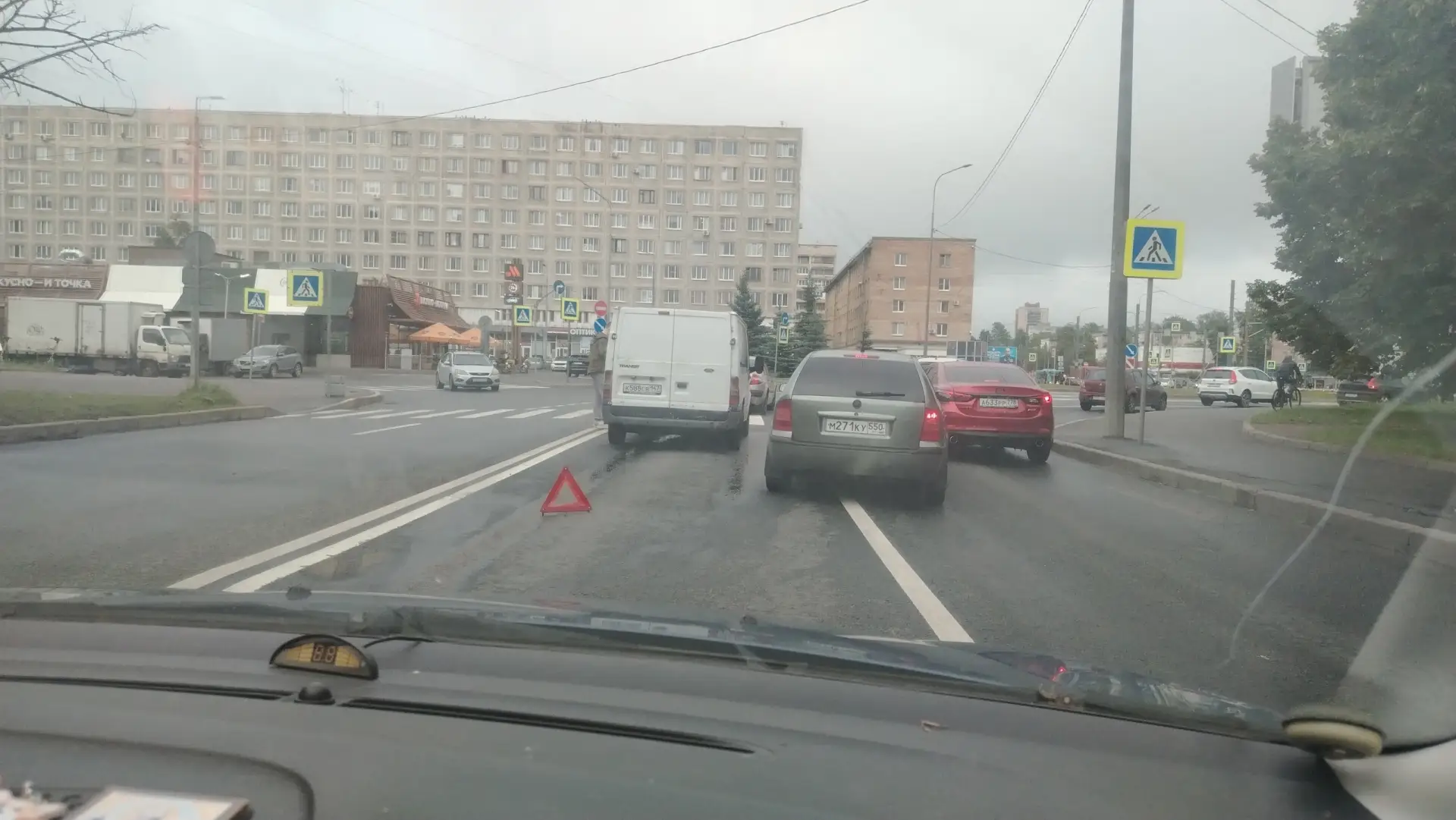 Народная улица д 2. Заезд на мост Володарский. Транзит вошел в Рено Меган перед пешеход...