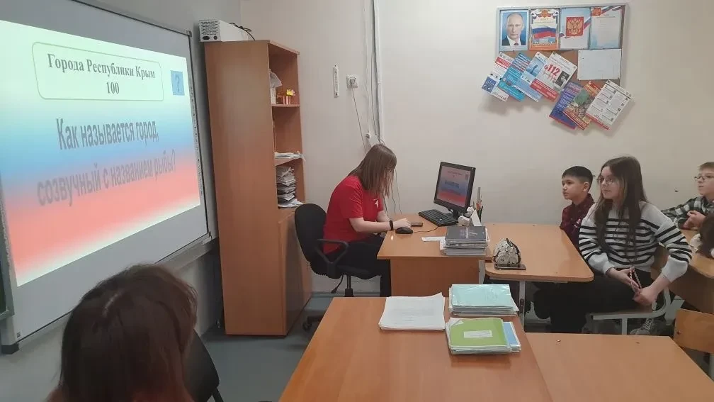 Крым — это Россия! 🇷🇺    Сегодня в нашей школе было особенно оживленно! Активисты школы организовали