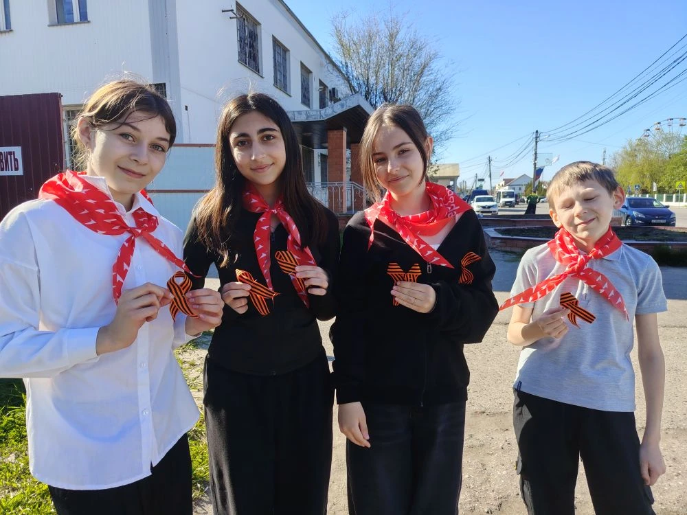 🇷🇺 Символ памяти в каждом сердце: активисты Движения Первых провели акцию «Георгиевская ленточка» 