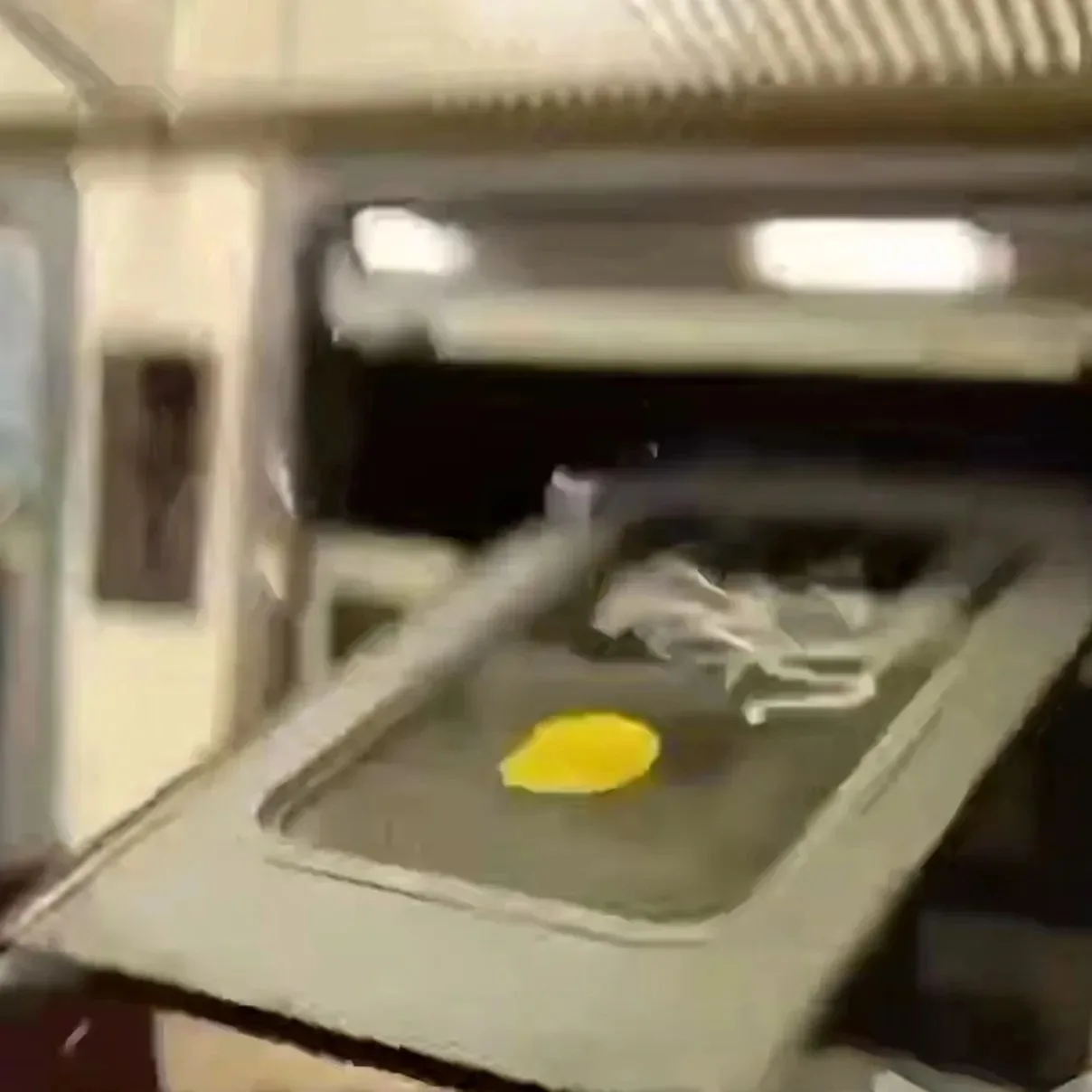 🚆 В подмосковной электричке произошёл опасный инцидент с дверью вагона.
