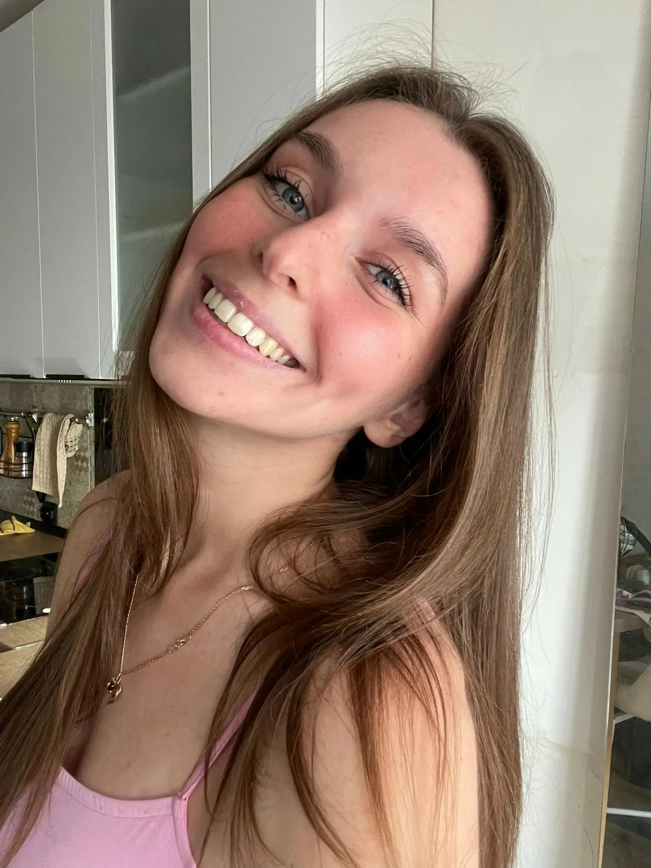 Всем привет! Ищу визажиста тфп/расходники на завтра первая половина дня!) Нужны макияж и прическа. 
