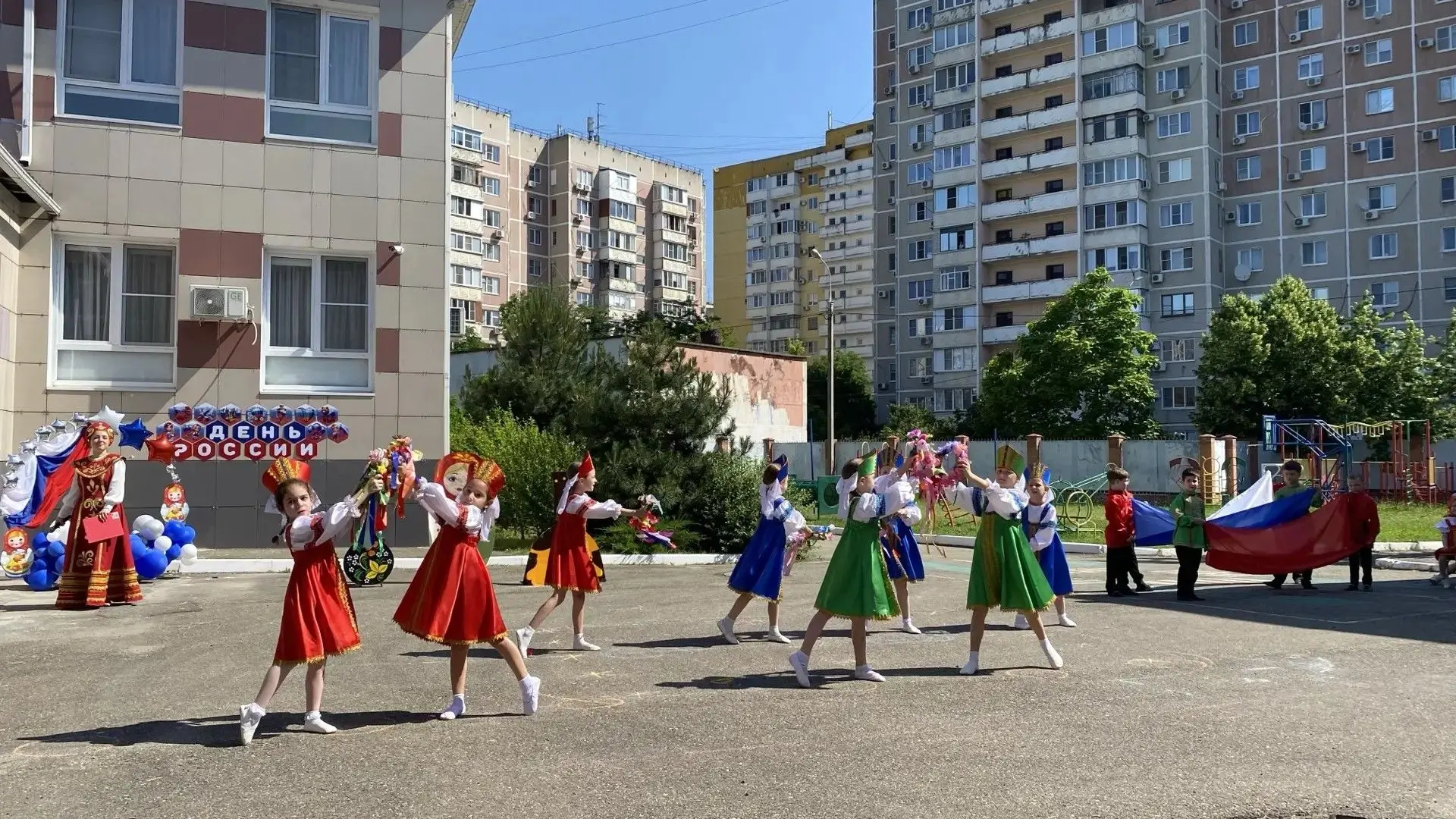 Нет края на свете красивей,
Нет Родины в мире светлей!
Россия, Россия, Россия, –
Что может быть серд