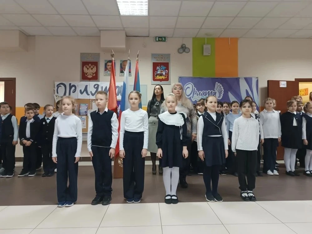 🇷🇺 Утро понедельника, 16 февраля, в нашем лицее началось с традиции: торжественная линейка, вынос фл