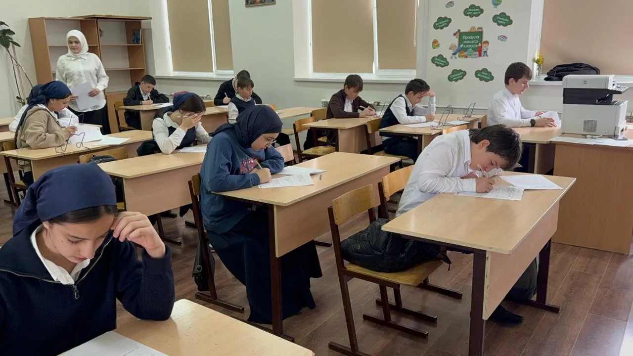 Сегодня обучающиеся 7-х и 8-х классов  выполнили Всероссийскую проверочную работу по русскому языку.