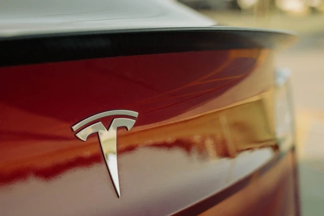Продолжаем освещать толкование эмблем знаменитых автомарок – Tesla