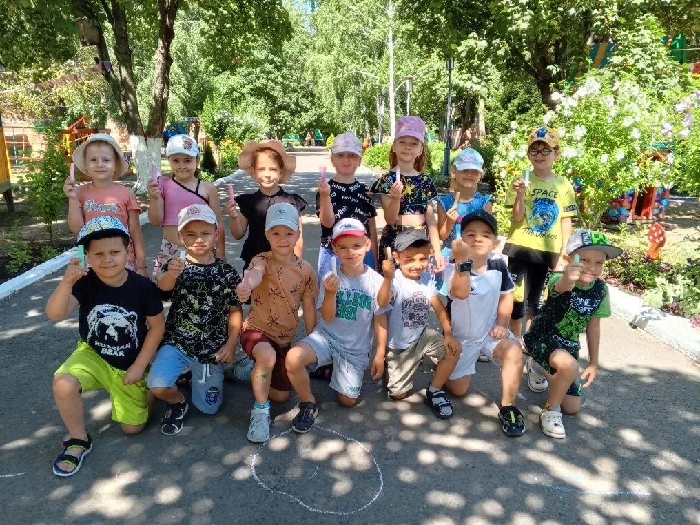 🌞Мы рисуем на асфальте.            Разноцветными мелками! 
Пусть будет полным счастья.             