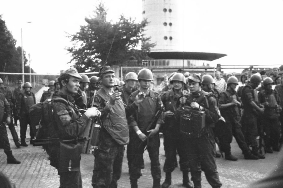 Десантники 234 гв пдп возле Таллинской телебашни. Таллин, Эстония 1991 год.