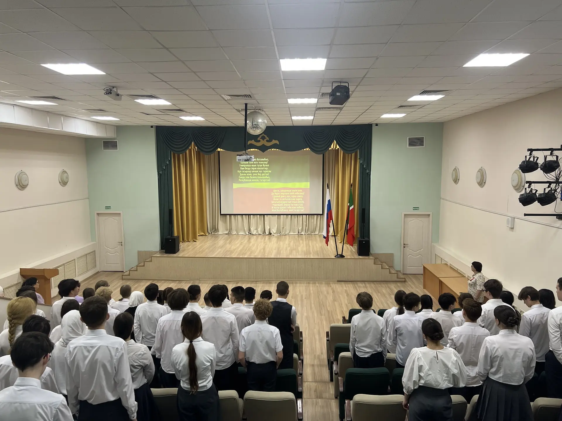 🎗️Бөек Җиңүнең 81 еллыгы алдыннан безнең гимназиядә 8 нче сыйныф укучылары өчен линейка үтте. Укучыл