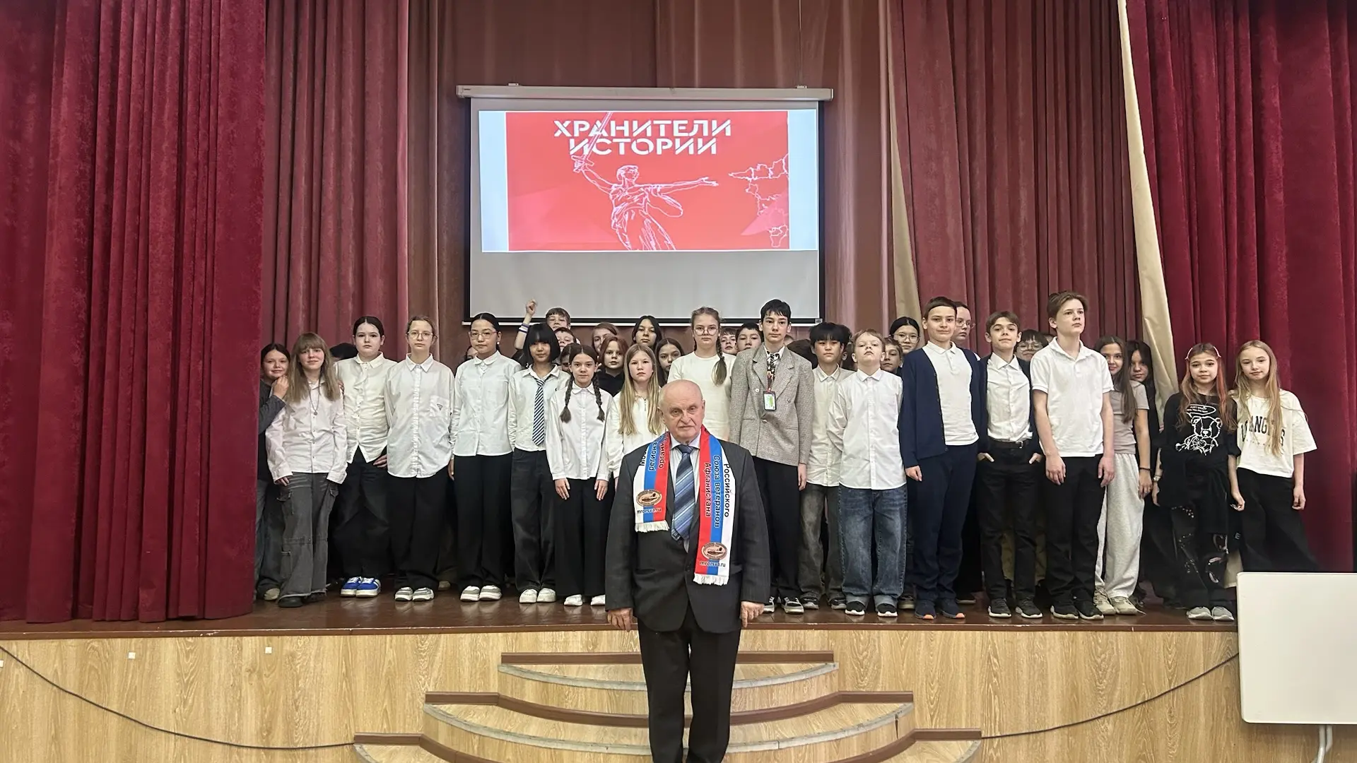 Урок мужества с настоящим героем! 🇷🇺  В преддверии Дня Победы наша школа встречала почётного гостя —