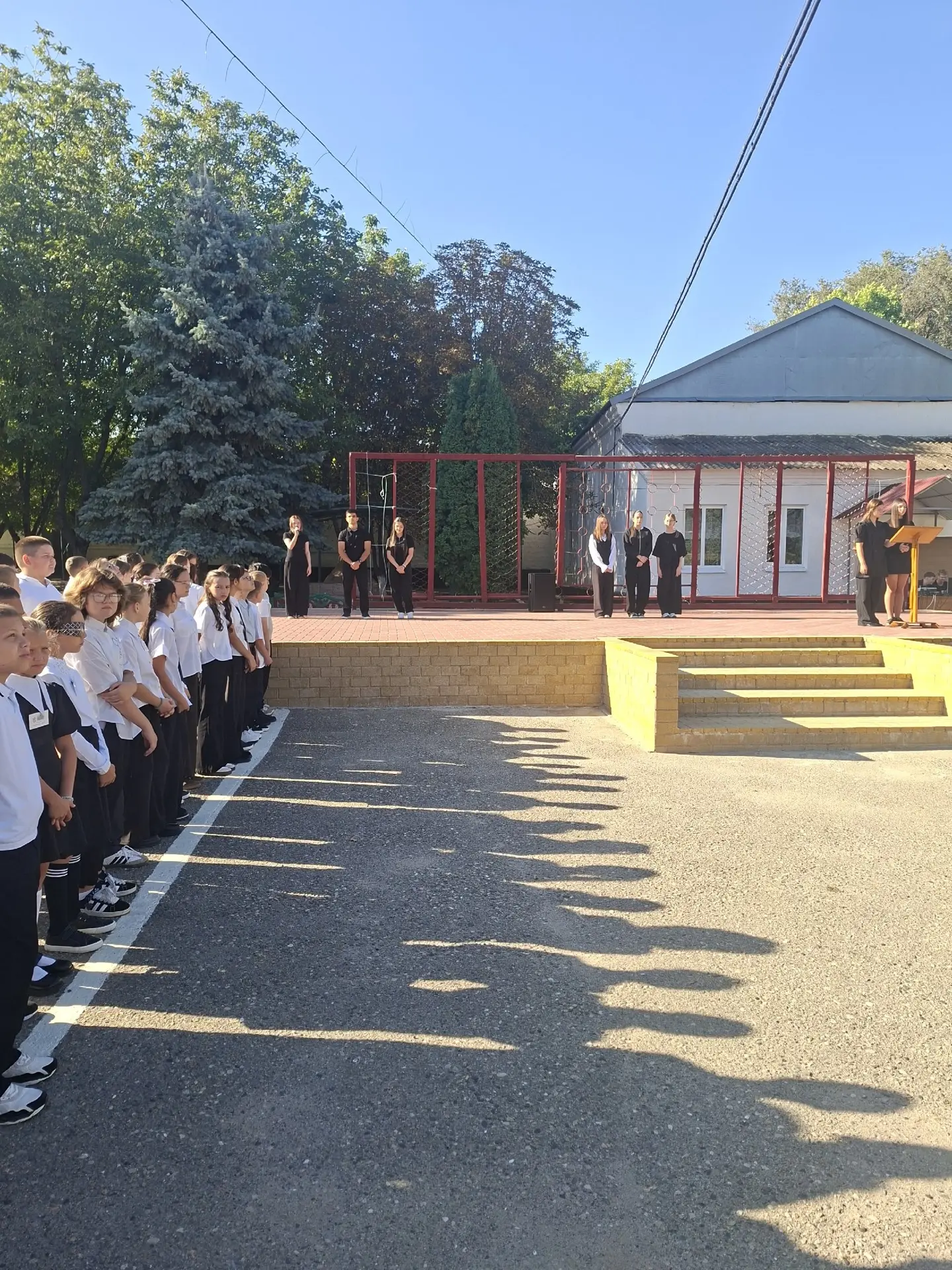 Сегодня в нашей школе прошла линейка памяти, посвящённая Дню солидарности в борьбе с те...