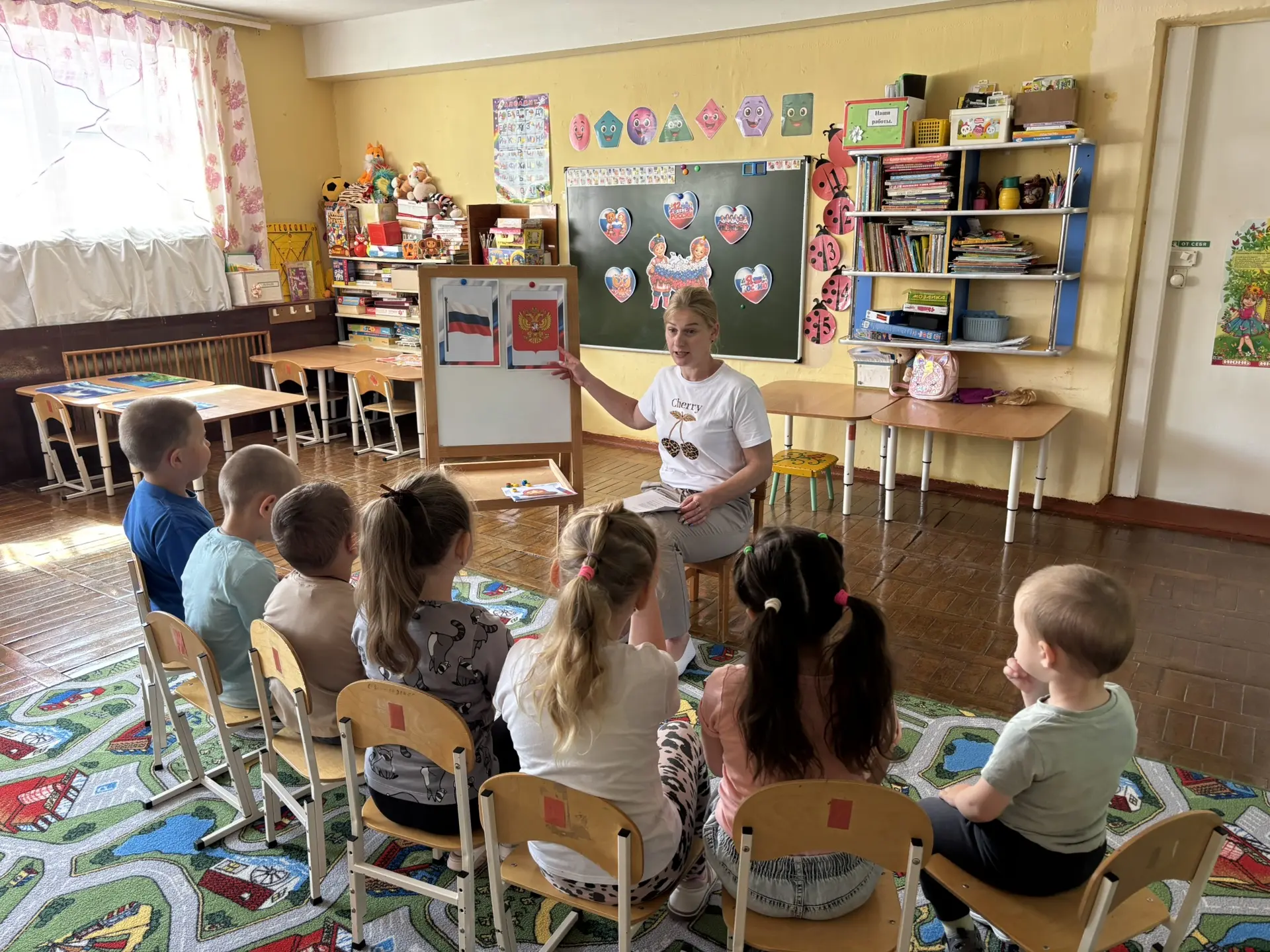 🇷🇺 День России: патриотическое занятие в детском саду 🇷🇺

В преддверии праздника — Дня России — 