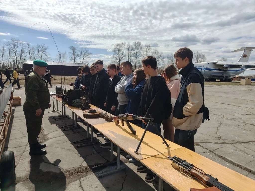 Я бы в лётчики пошёл,  пусть меня научат! 🛩  Наши ученики 10 и 11 классов технического профиля приня