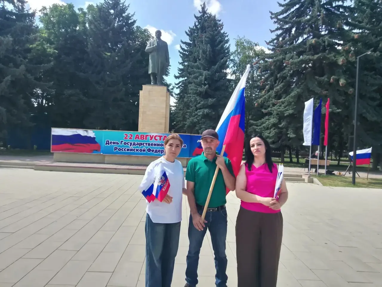 МБОУ «СОШ №2 г. Усть-Джегуты» в составе автопробега ко Дню флага России!