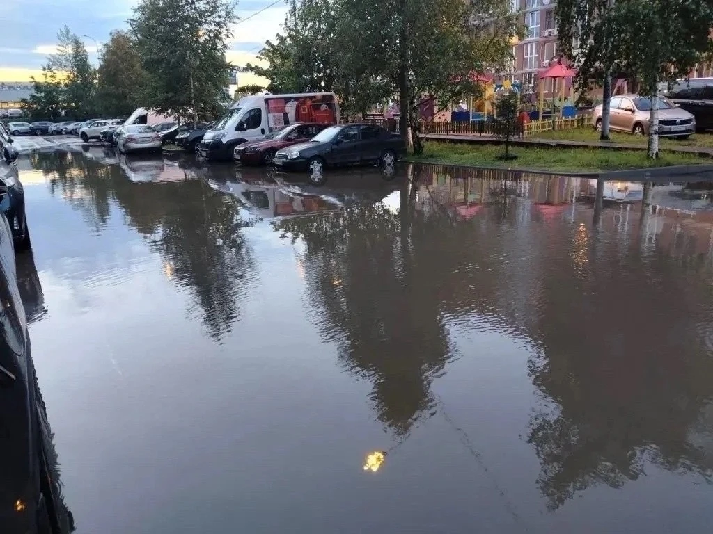 🌊 На Вилора Трифонова, 7 дорога и парковка уходят под воду после каждого дождя