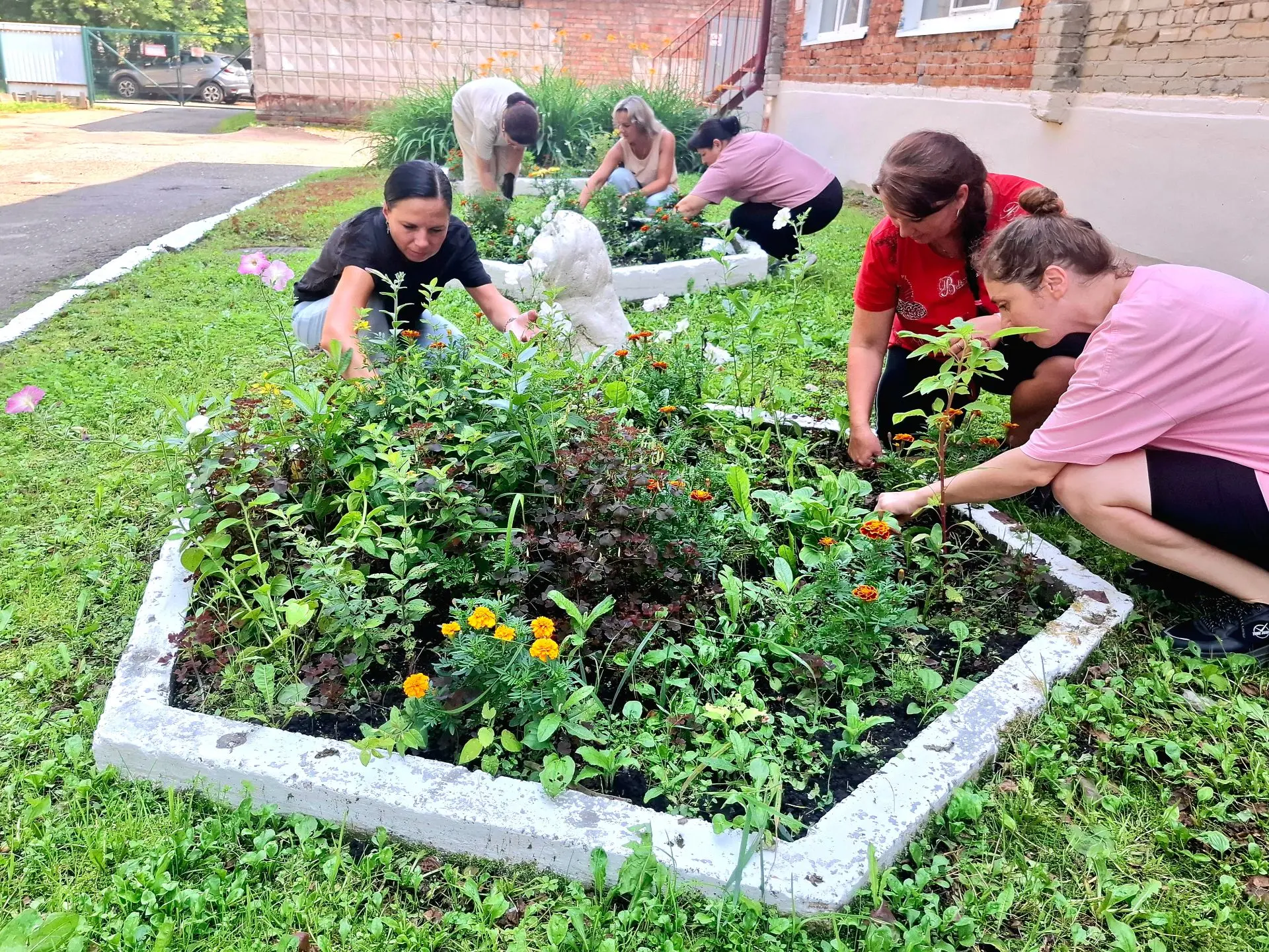 Сегодня в нашем детском саду прошёл летний субботник! 🌿

☀️Солнце светило ярко, настроение было отл