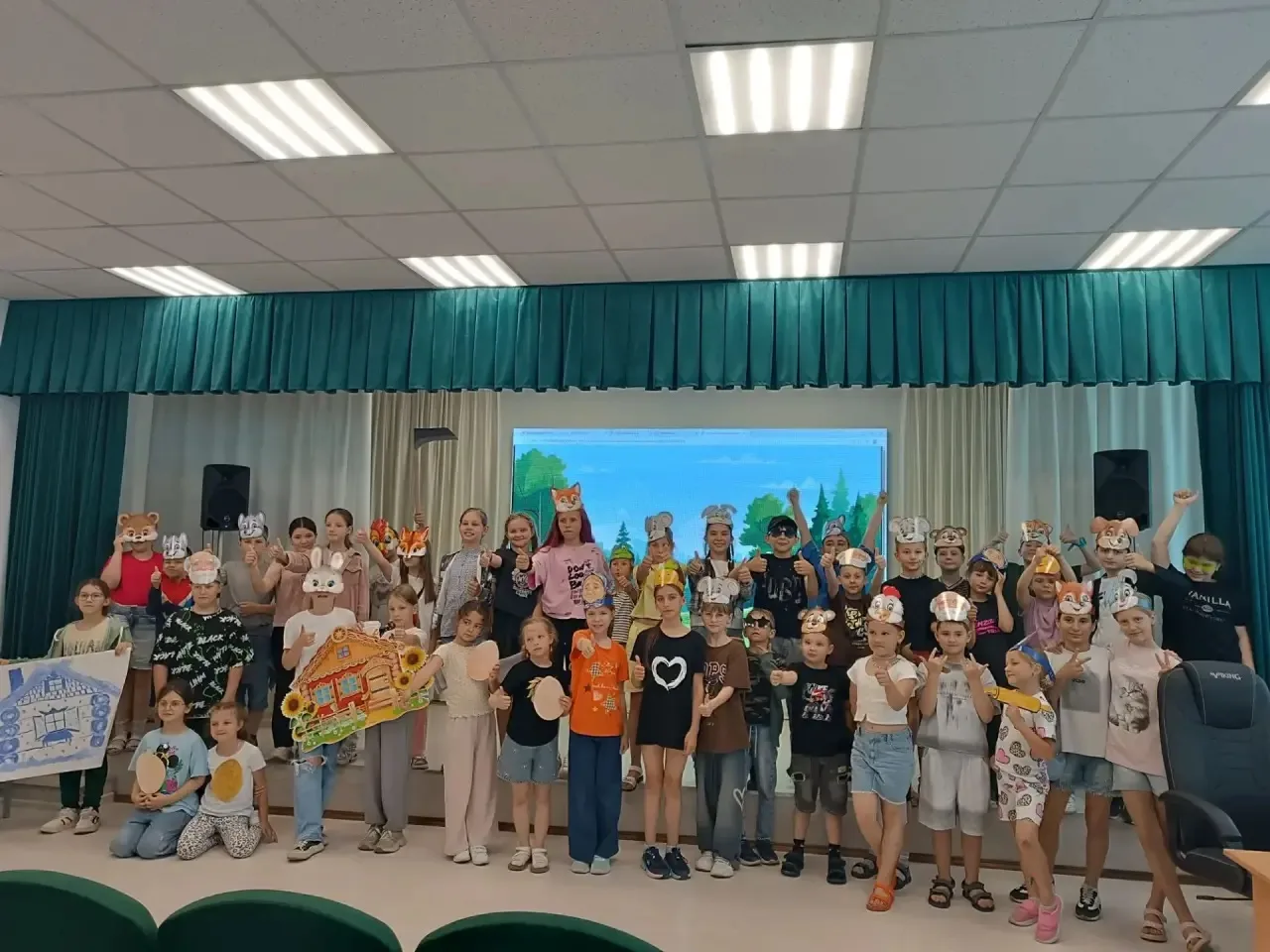 ☀️ Сегодня в лагере — День сказок! 🦊🐰🐔

Пусть за окном и пасмурно, у нас — настоящее волшебство! 
