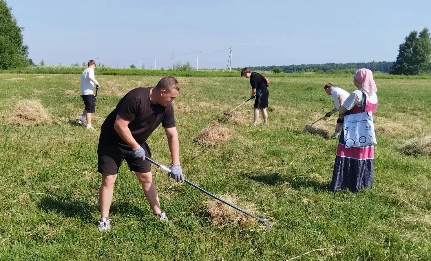 Студенты Павлово-Посадского техникума провели субботник на территории Никитского женско...