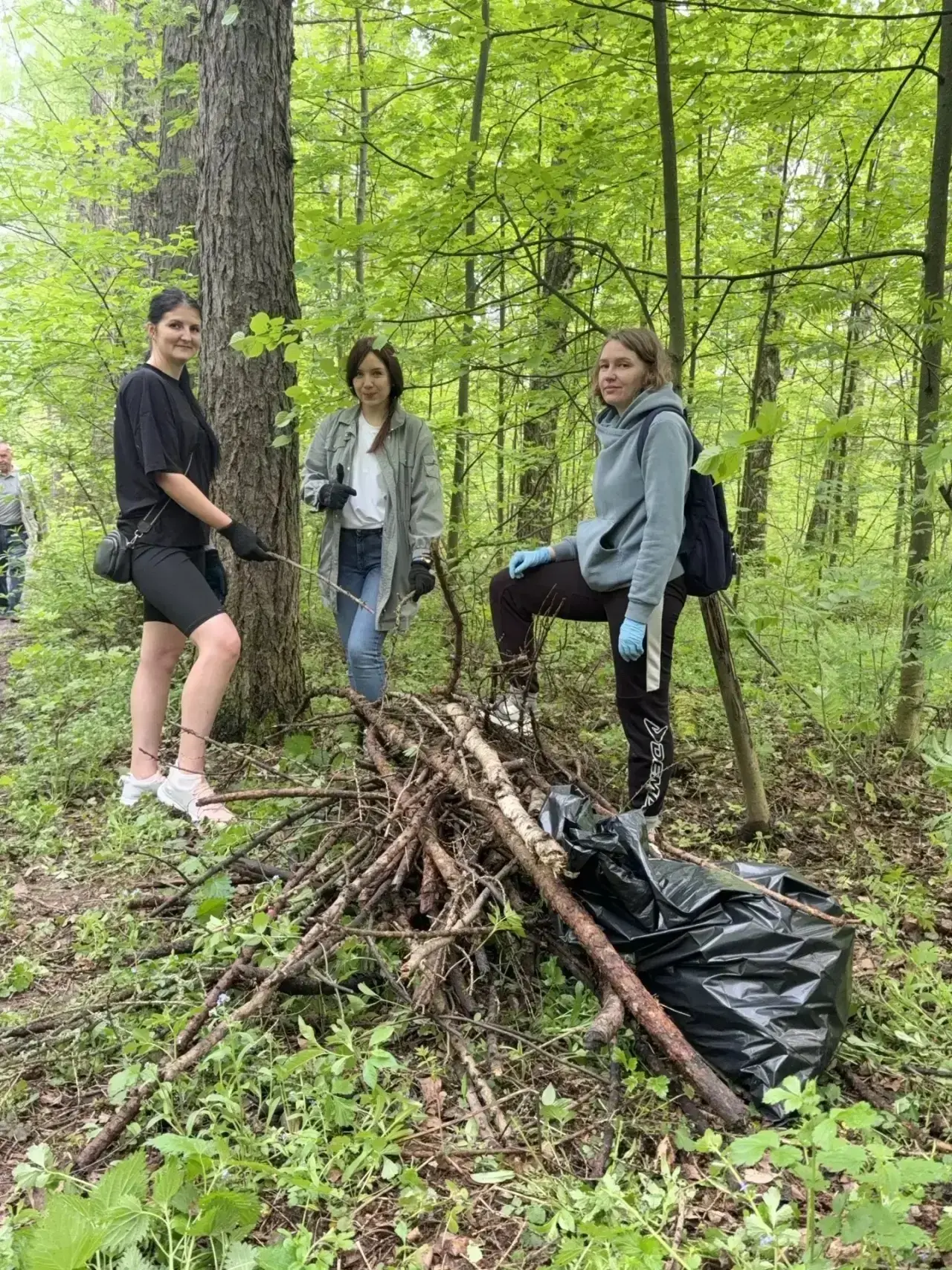 🌿 Сотрудники детской художественной школы провели субботник в Павловском дендрарии!
