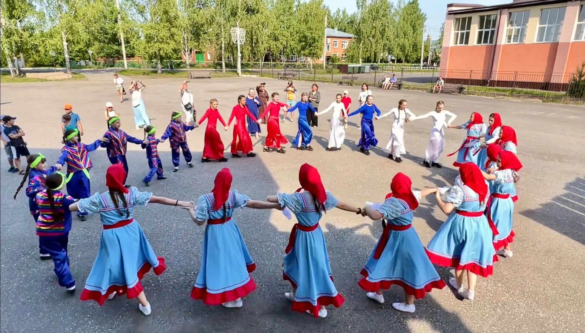 🇷🇺День России 🇷🇺

💫На Площади общественных мероприятий в посёлке Малиновка ярко и торжественно 