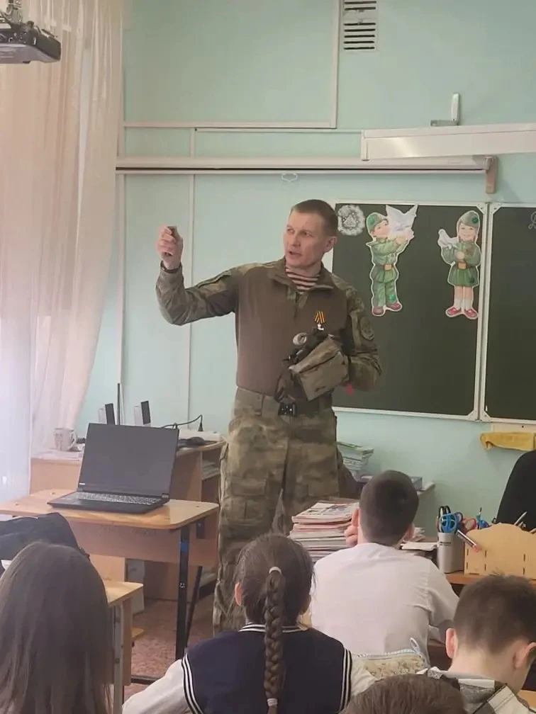 Урок мужества с почётным гостем  Недавно в 4 «Б» классе прошёл урок мужества с почётным гостем — пап