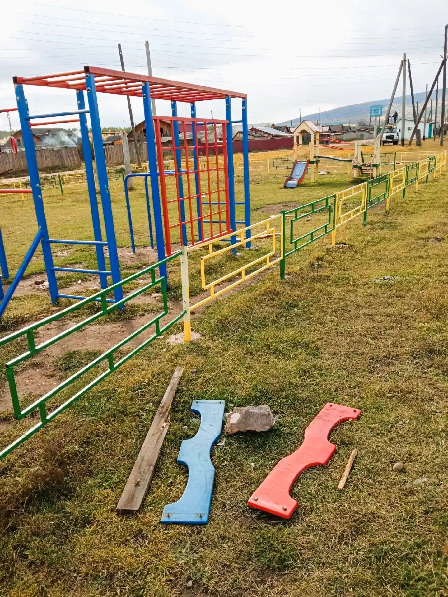 😣 Детская площадка на улице Лесная пришла в полную негодность: сломаны практически все...