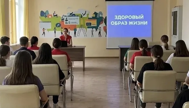 🌟 В Новокубанском молодежном центре прошла беседа на тему «Здоровый образ жизни», посвященная борьб