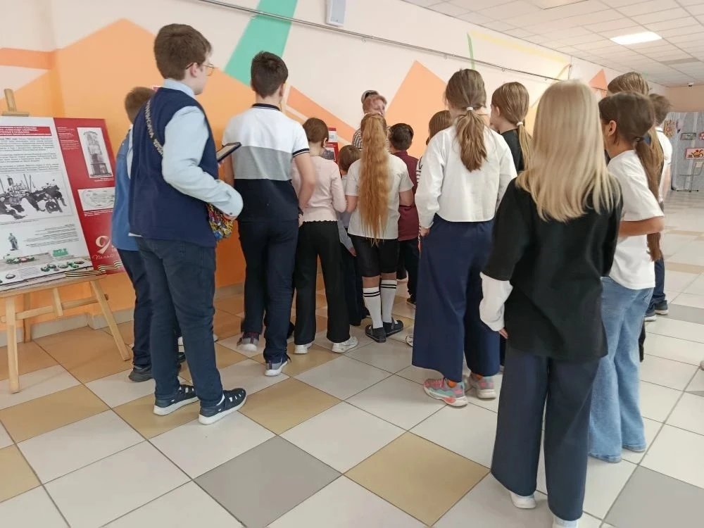 Друзья, это нужно увидеть! 👇  Накануне Дня Победы в нашей школе была организована выставка, которая 