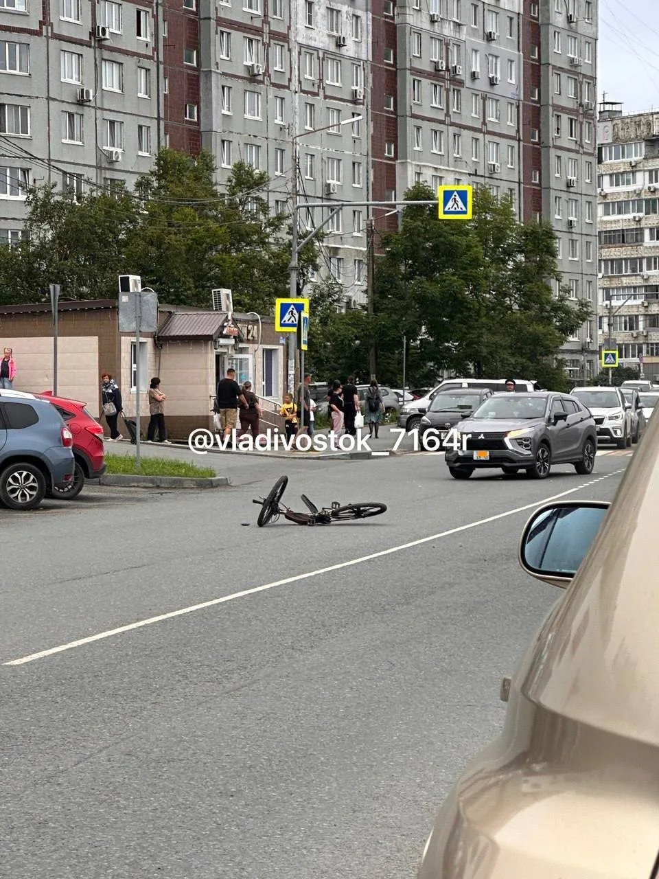 От подписчиков: На тц ладыгинском сбили пацана на велике 
Пробка со всех сторон 
Скорая на месте 
Па