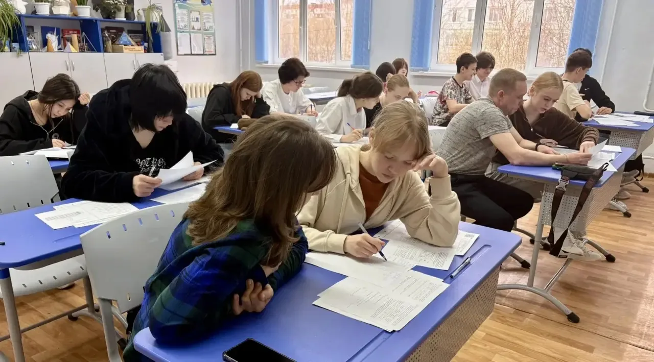 Родители в роли выпускников: в школе №68 прошла акция «Сдаем вместе»! 📝🍎  Как побороть волнение пере