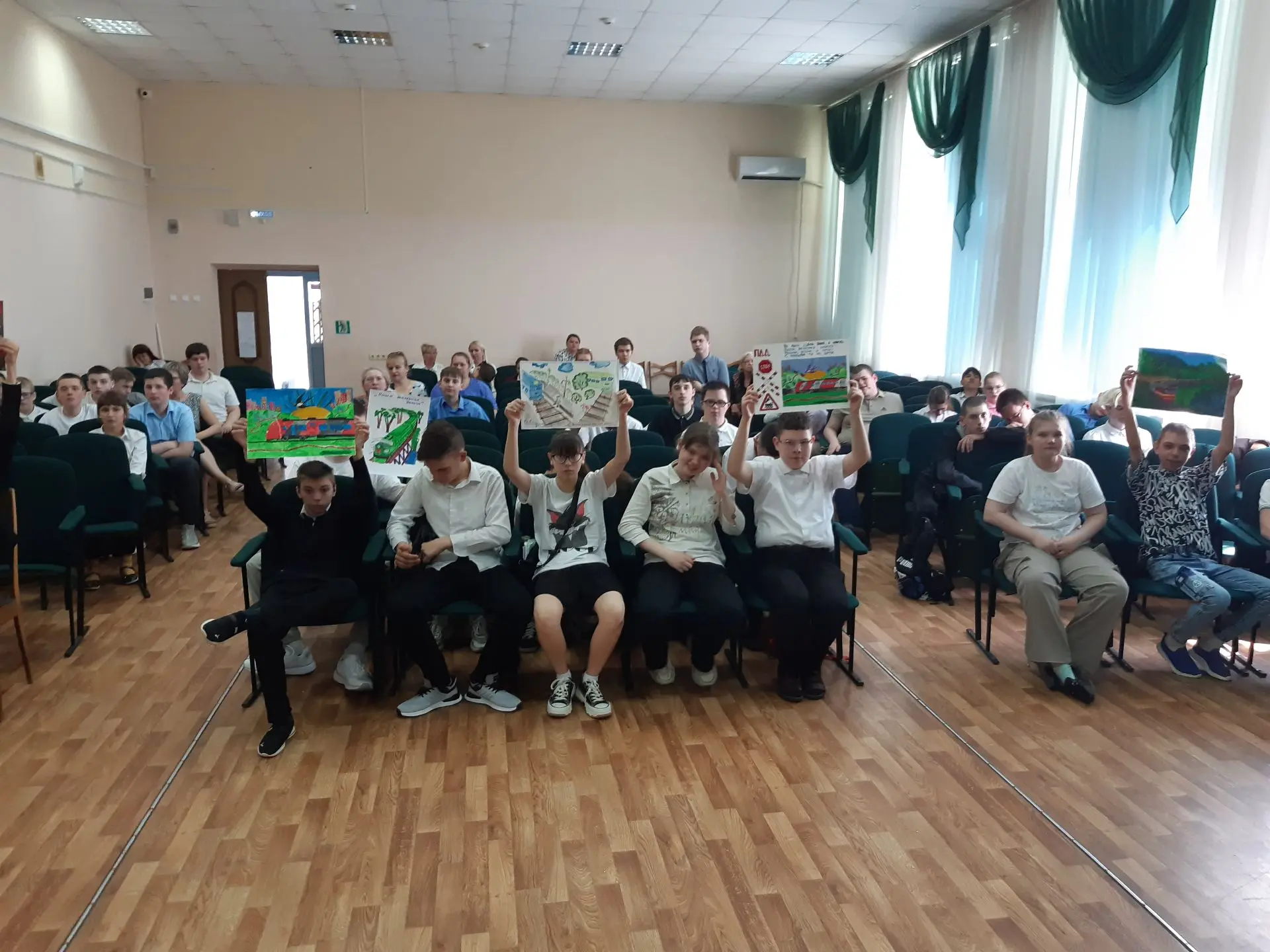 В рамках ежегодной кампании "Уступи дорогу поездам", призванной воспитать у подрастающе...