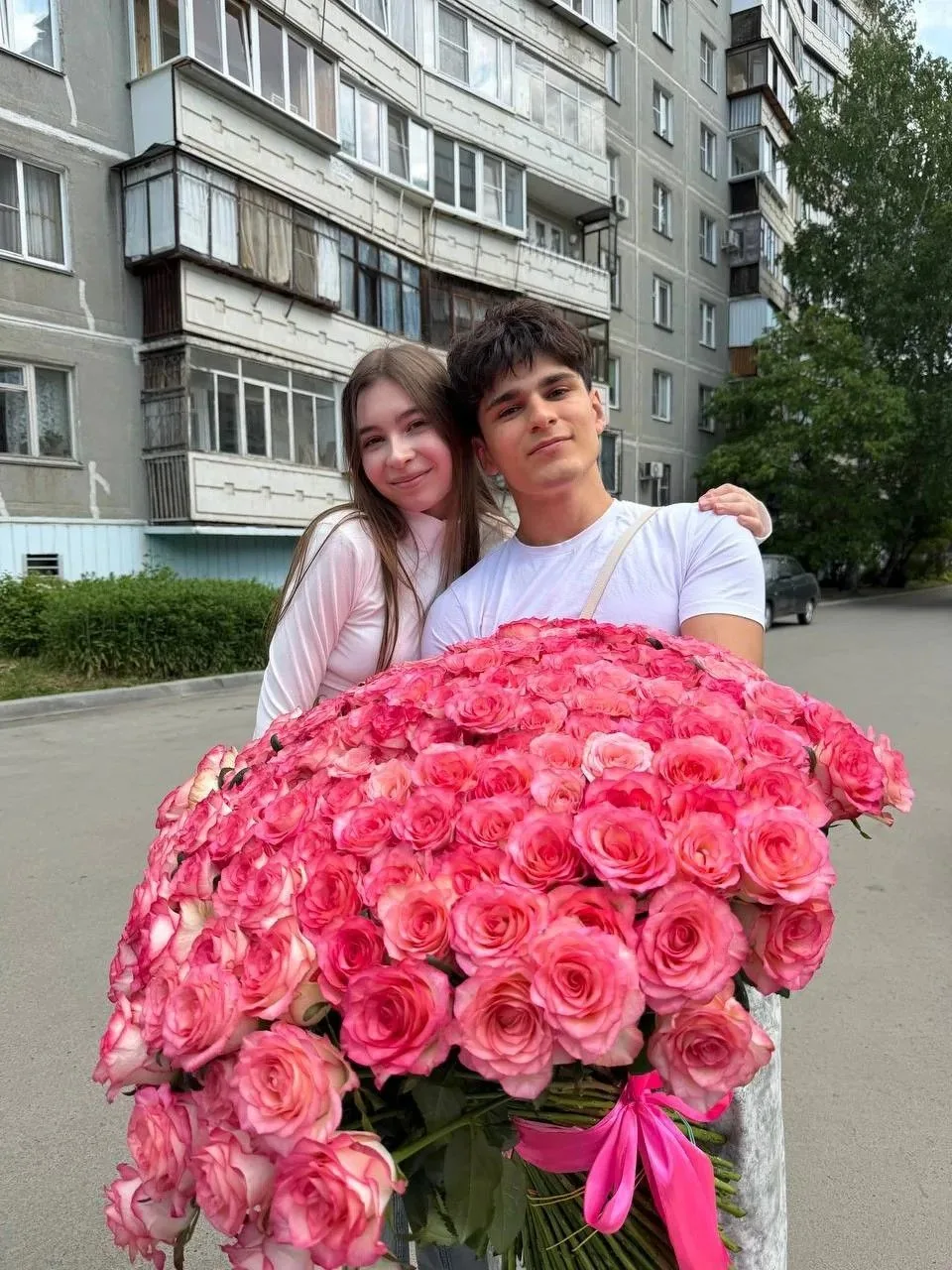 Мусим Ашуров приехал на последний звонок к своей подписчице 🙌

Молодец? –❤